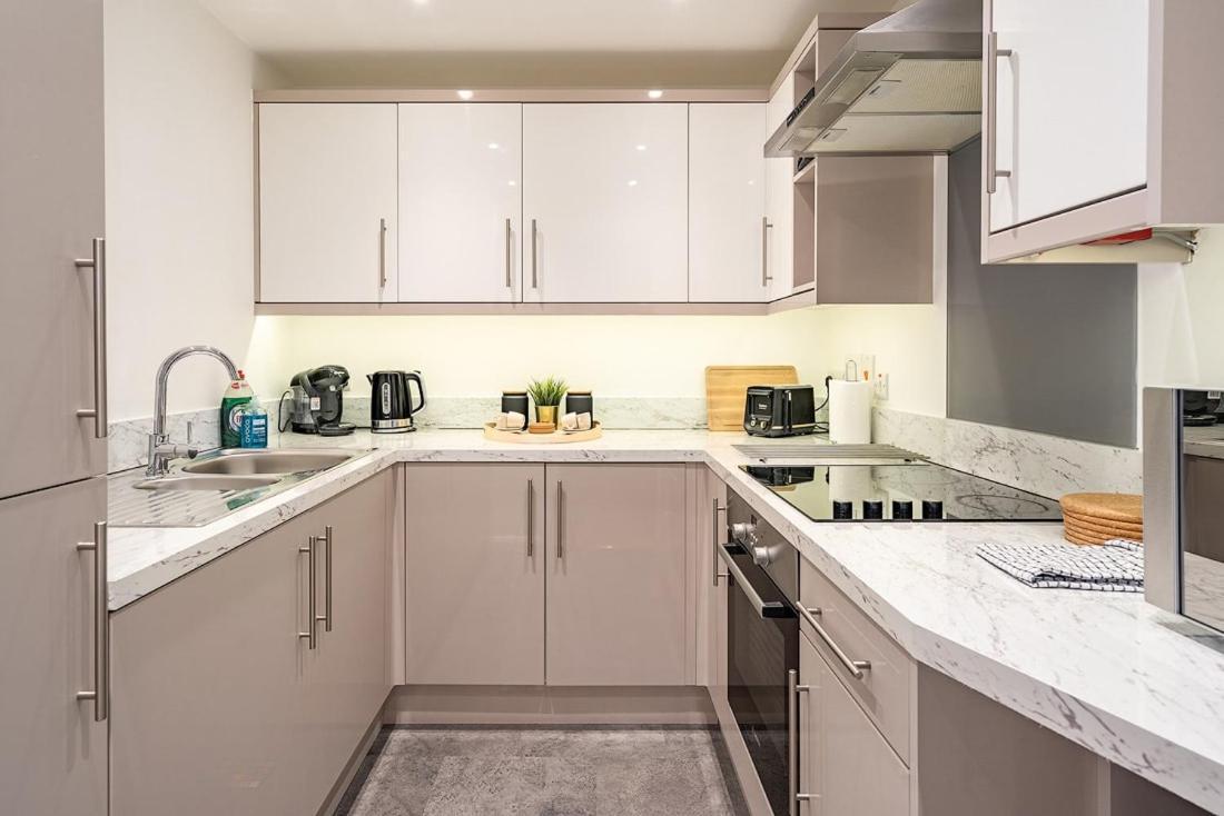 Contemporary City Centre Apartment With Parking باث المظهر الخارجي الصورة